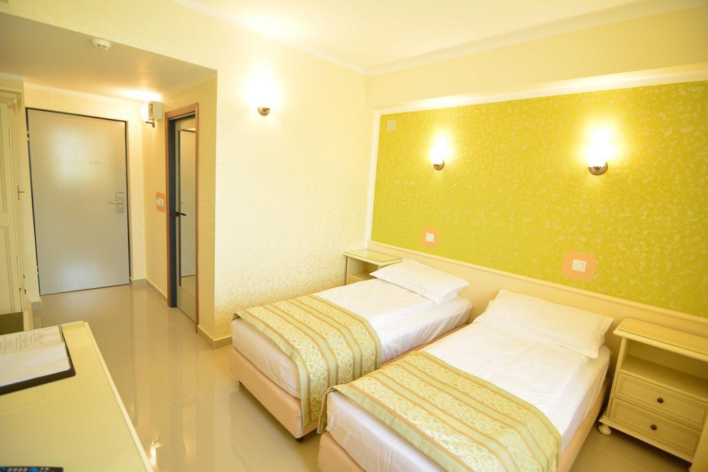 Hotel Seneca Baia Mare Exterior photo